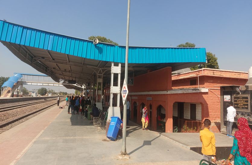 आभानगरी नाम मोटा पर रेलवे स्टेशन पर सुविधाओं का टोटा