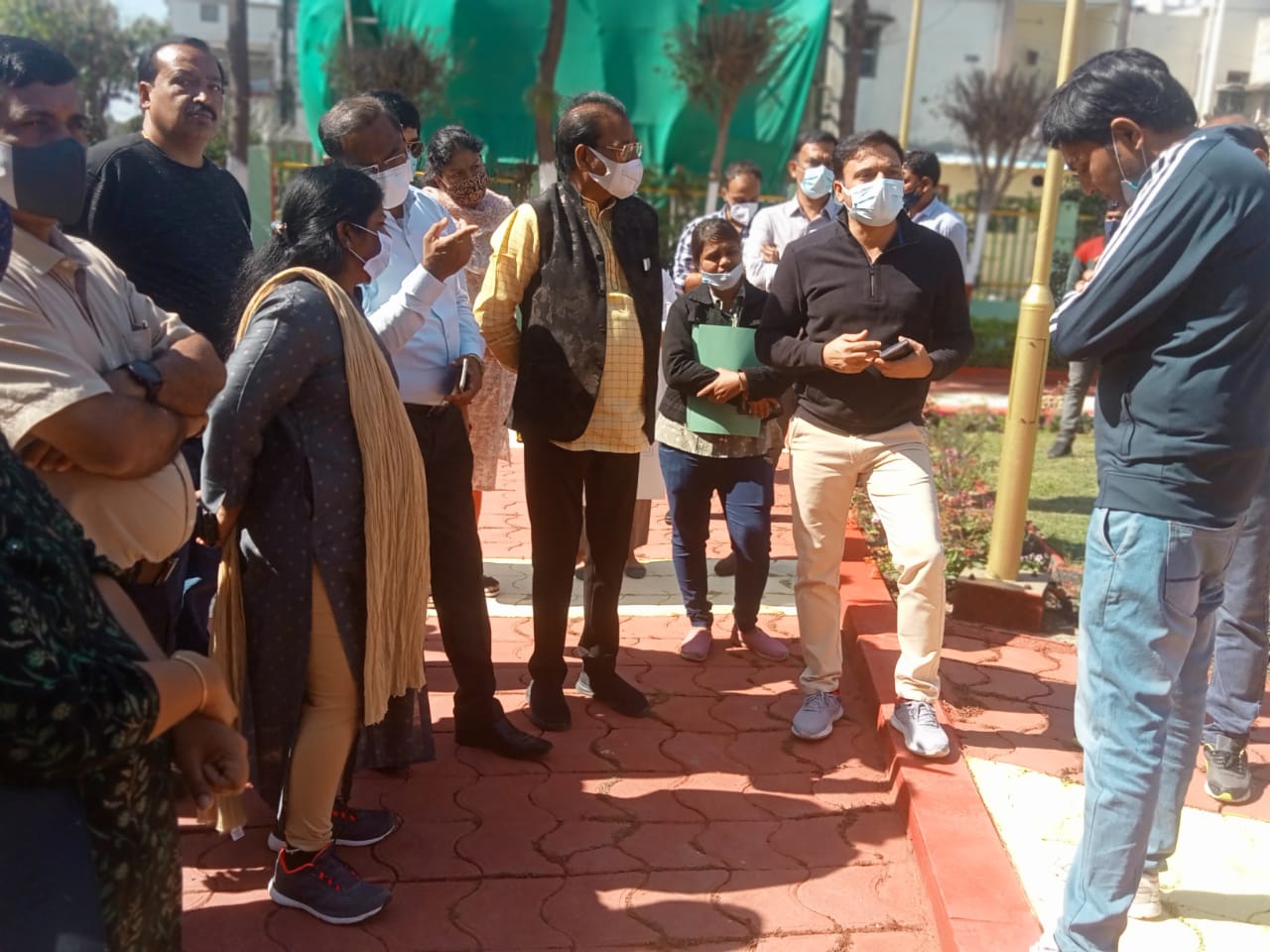 न्याय नगर स्थित उद्यान और उसमें कचरे के निपटान की व्यवस्था भी अफसरों ने देखी