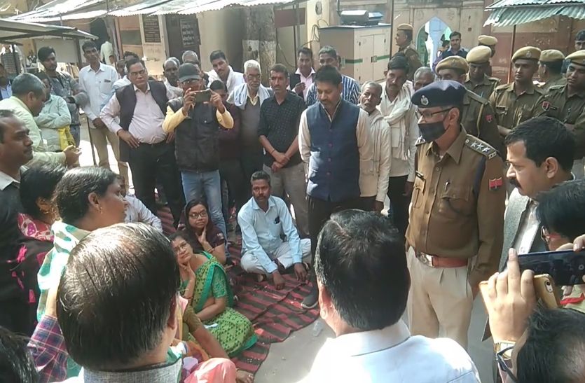 Agrawal Samaj came out on the streets in protest against the incidents