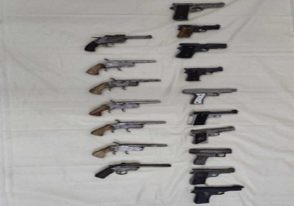 चंदौली में झोपड़ी में अवैध हथियार की फैक्टरी मिली, आजमगढ़ में छह हथियार तस्कर गिरफ्तार