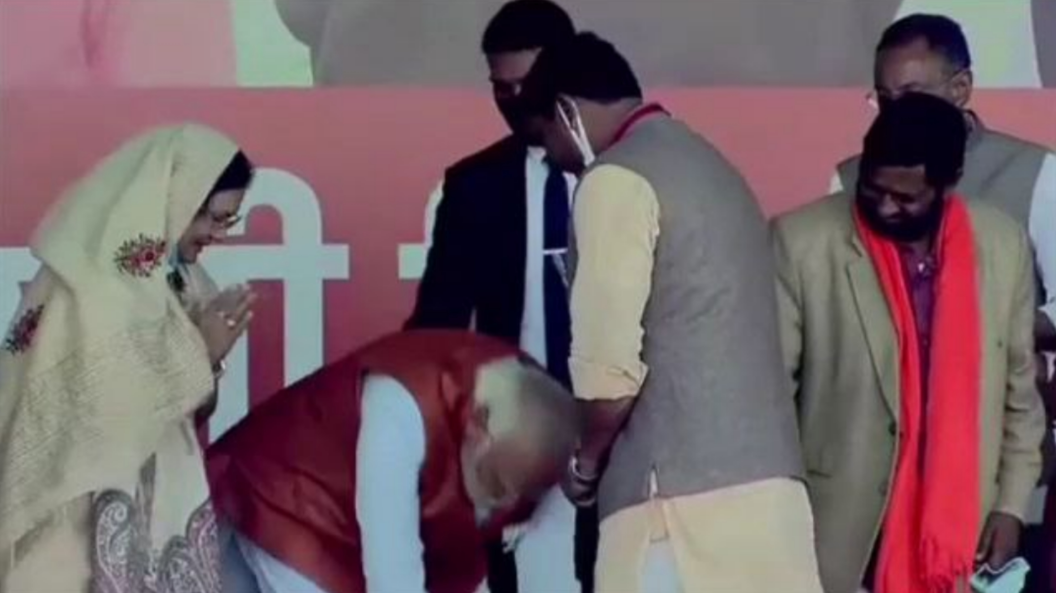 प्रधानमंत्री नरेंद्र मोदी ने जिलाध्यक्ष को पैर छूने को मना किया, बोले कार्यकर्ता ऐसा नहीं करता है