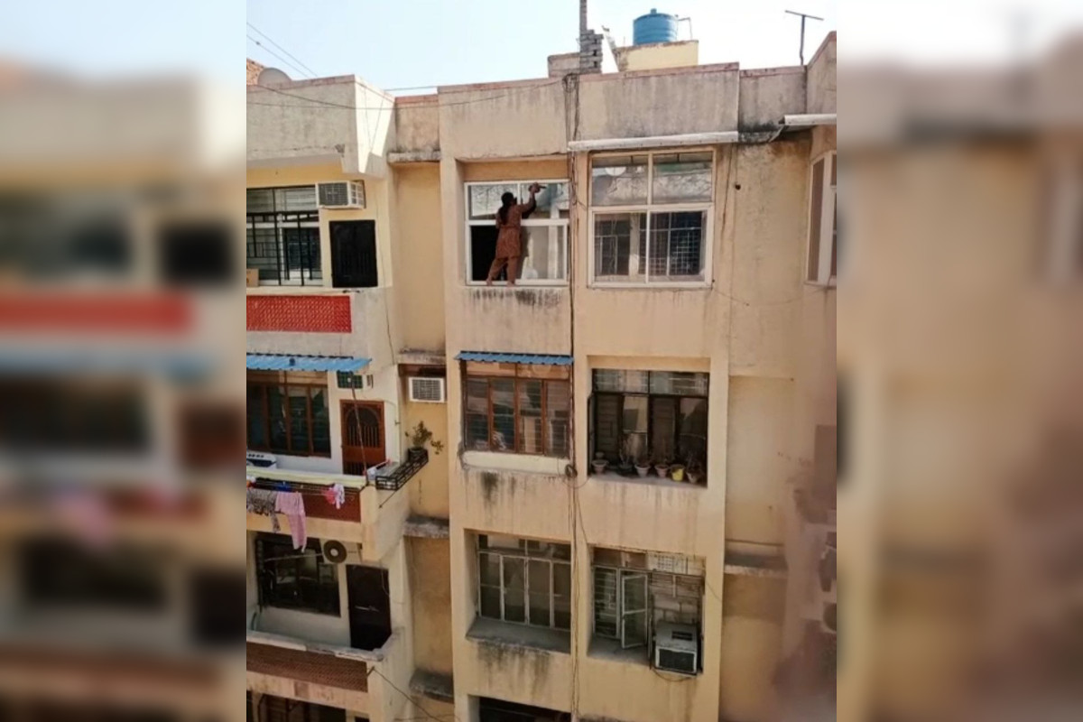 viral-video-of-ghaziabad-woman-hanging-from-4th-floor-balcony.jpg