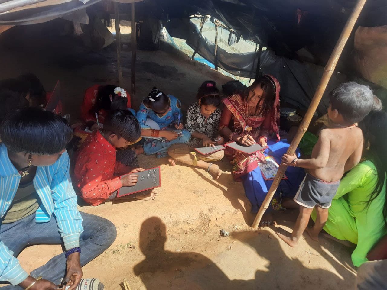 Vidisha Slum-अब झुग्गी बस्ती की बहू सिखाएगी बच्चों को बारहखड़ी