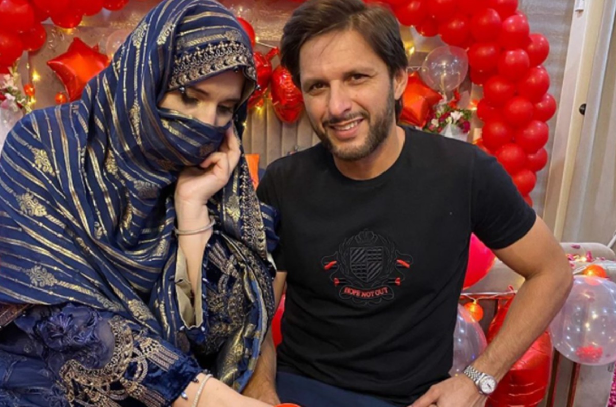 When Former Pakistan captain Shahid Afridi caught with girls