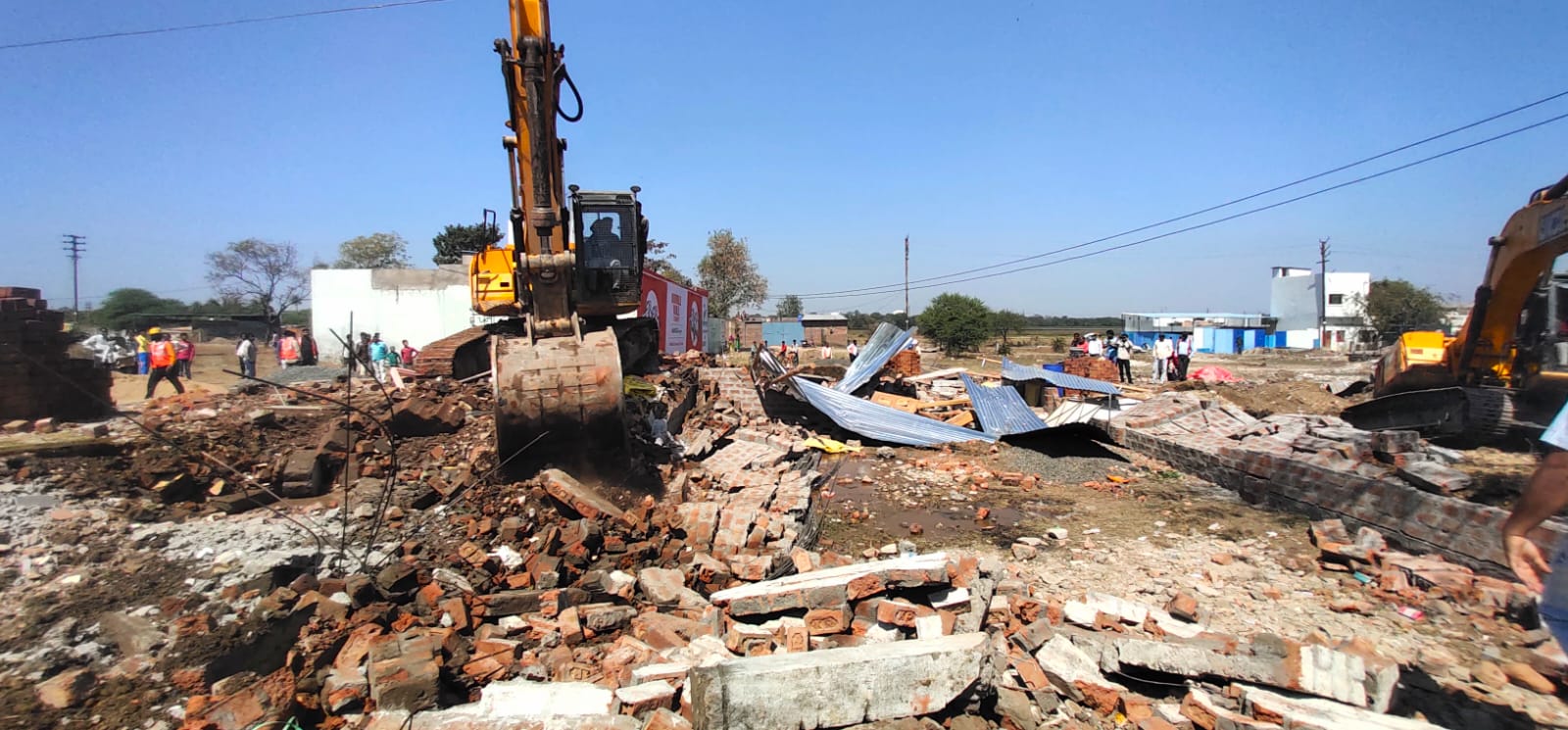 सिरपुर तालाब के केचमेंट में बन गए मकान, निगम ने तोड़े