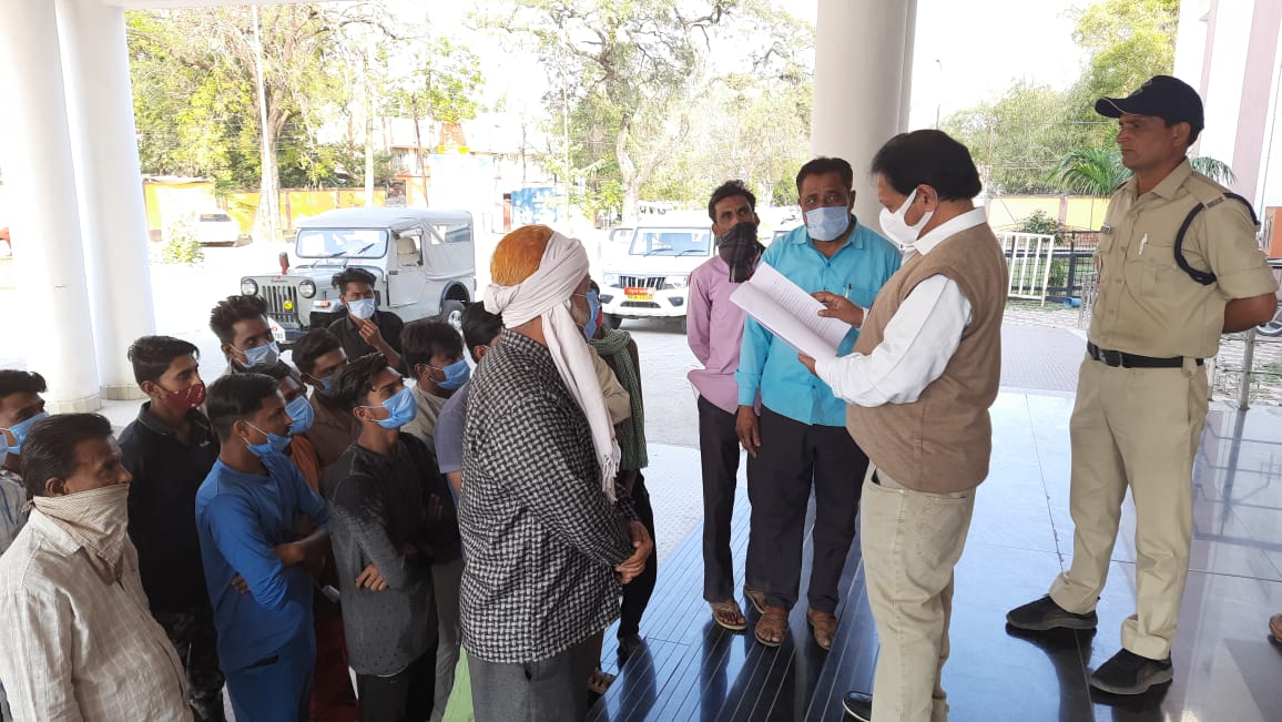 जिला मुख्यालय पहुंचे दामजीपुरा के ग्रामीण, ज्ञापन सौंपकर की शिकायत