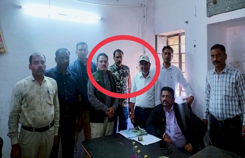 चिकित्सक से संयुक्त निदेशक को कराया फोन, फिर दफ्तर में पहुंचाई रिश्वत राशि