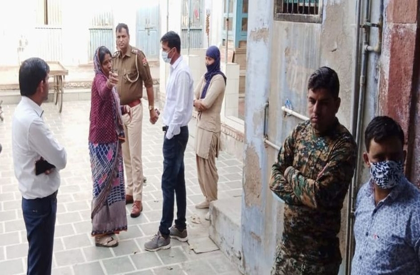 कहां.. एक लोहे की आलमारी को हटवाने के लिए दलबल लेकर पहुंचा प्रशासन