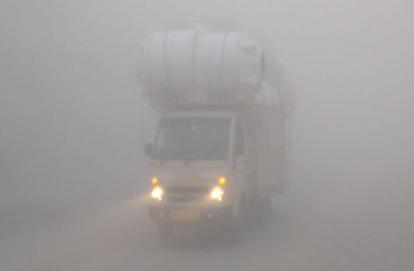 Weather Deteriorated- फिर बिगड़ा मौसम का मिजाज, कोहरे ने रोकी वाहनों की रफ्तार