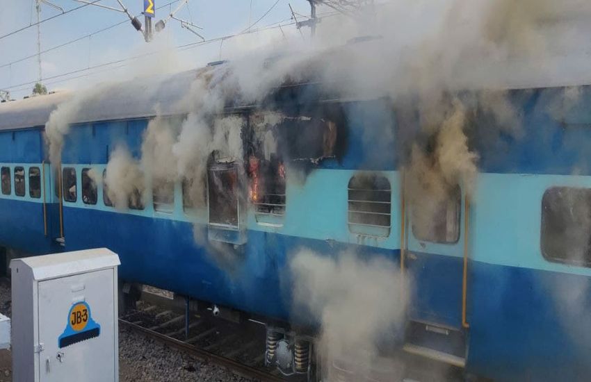 रेलवे संरक्षा आयुक्त की स्पेशल ट्रेन के रसोइयान में लगी आग