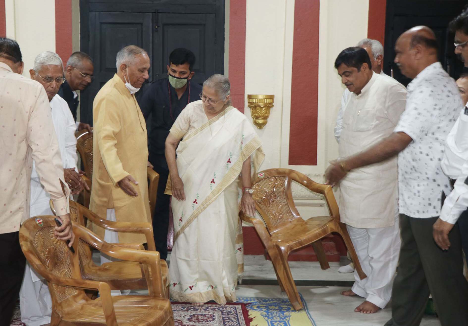 केंद्रीय मंत्री नितिन गडकरी ने सपत्नीक नाथ मंदिर में किया पूजन, बाबा साहब से की चर्चा
