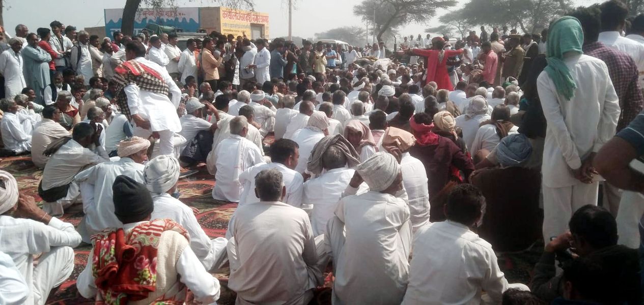 रेगुलेशन में बदलाव से पनपा आक्रोश नहीं हो रहा कम, किसानों ने मुख्य सड़क पर लगाया जाम