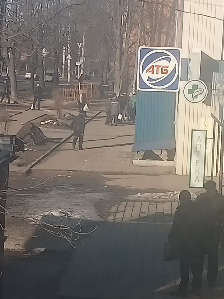 Russia-Ukraine war: दिल में खाैफ, दुकानों पर कतारें, कुछ यूं बयां की यूक्रेन की दास्तां