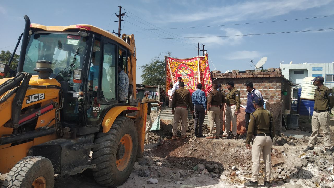 पति की हत्या कर घर में शव गाड़ा