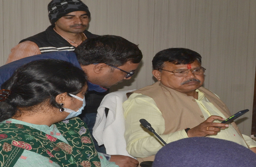 प्रभारी मंत्री की नाराजगी: मंत्री ने कहा झूठ बोले तो निलंबित कराऊंगा और एफआईआर करा दूंगा