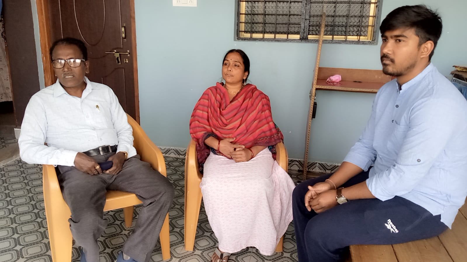 परिजन फोन पर लगातार दीपांशु के संपर्क में बने हुए हैं