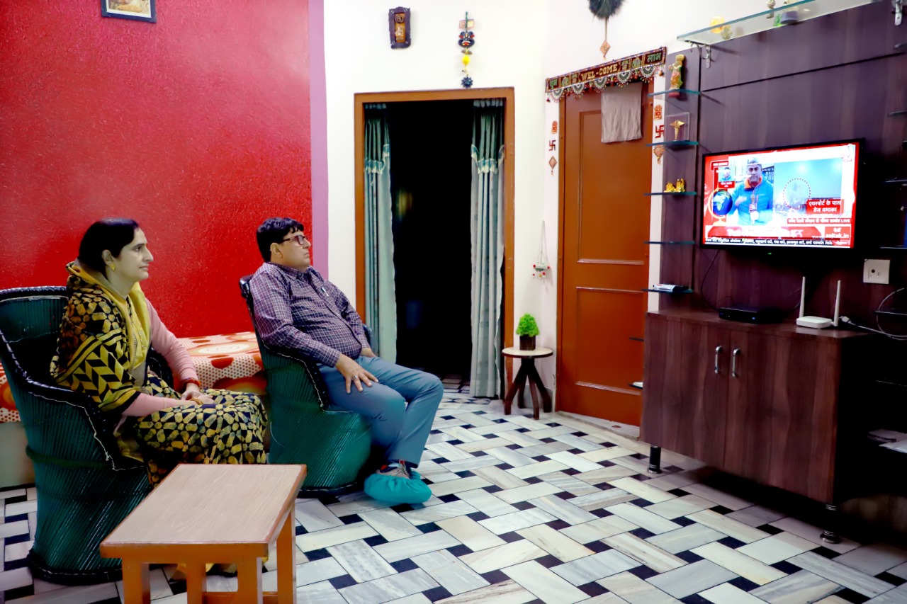 बंकरों में छिपे भारतीय, तरस रहे खाने-पीने को