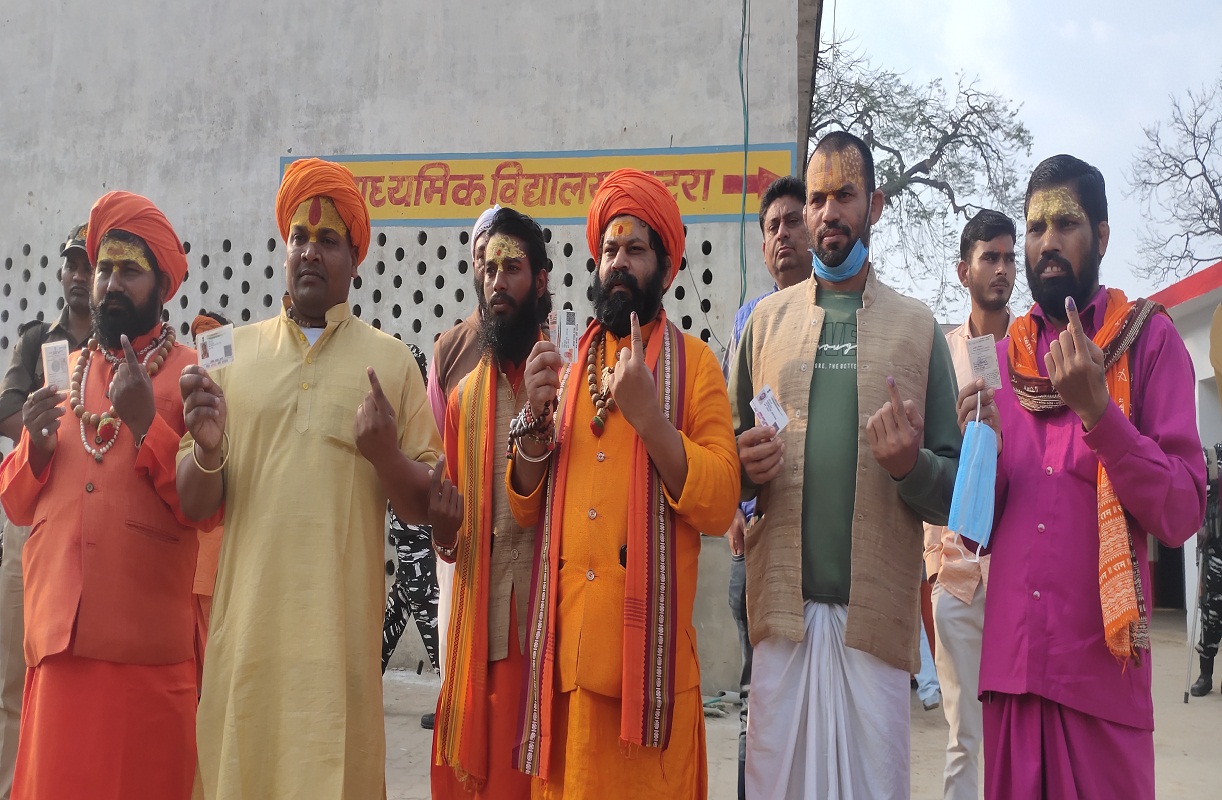 हनुमानगढ़ी के पुजारी राजू दास ने डाले वोट, कहा  अखिलेश यादव बयँ रहे इच्छाधारी हिन्दू
