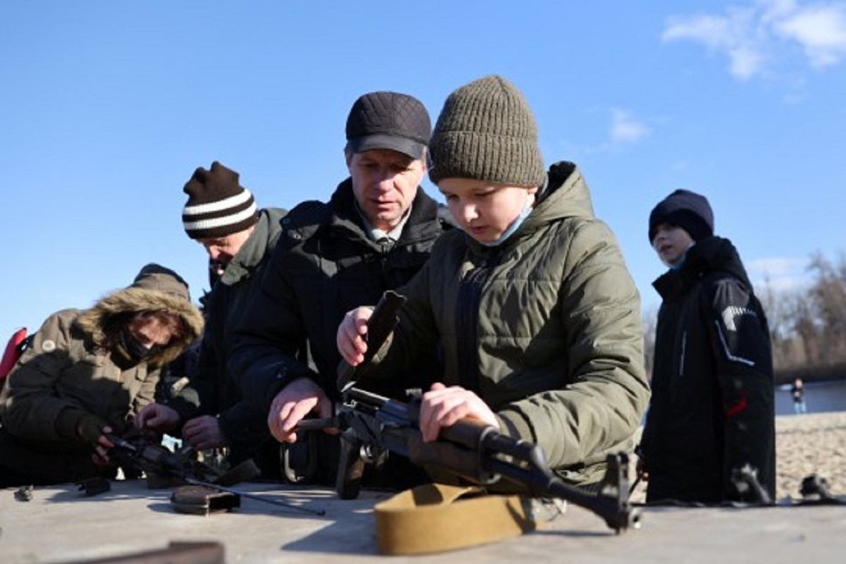 Ukraine Prepares for Guerrilla War, people took arms against Russia