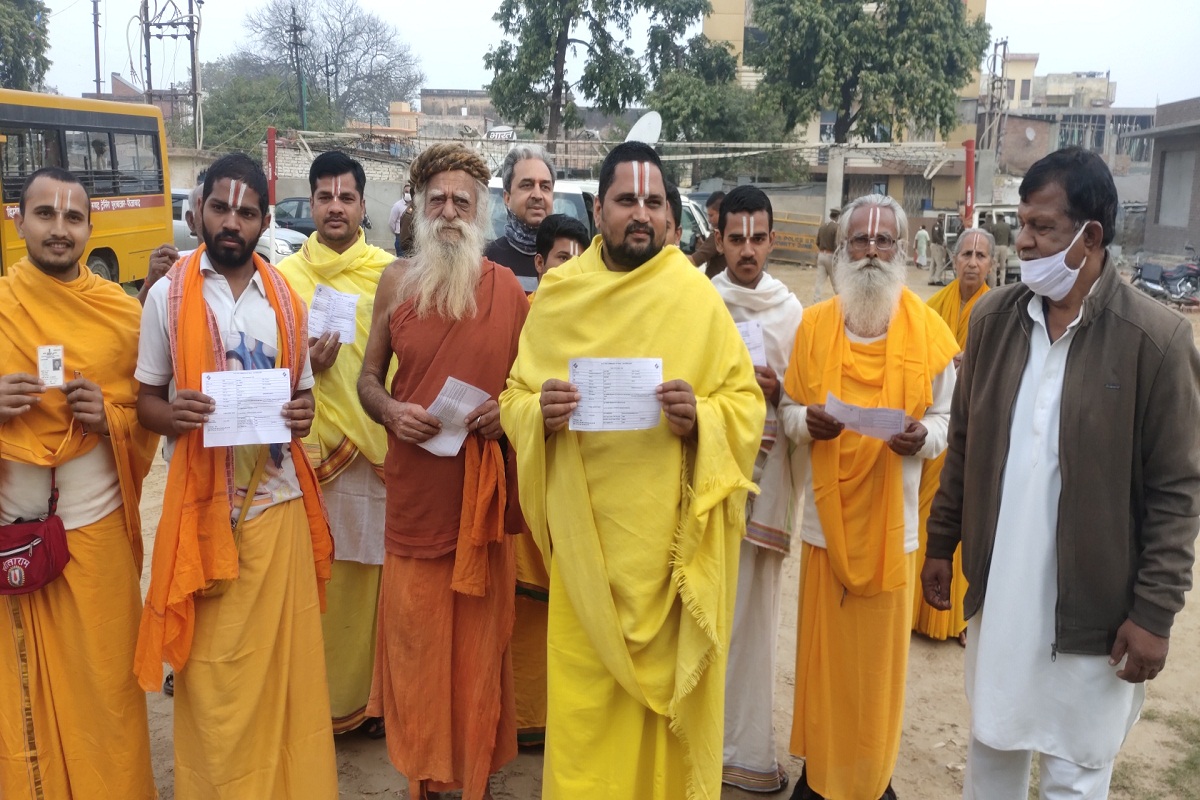 अयोध्या में हो रहा मतदान : राम मंदिर आंदोलन से जुड़े संत व पूर्व सांसद विनय कटियार ने भी डाले वोट
