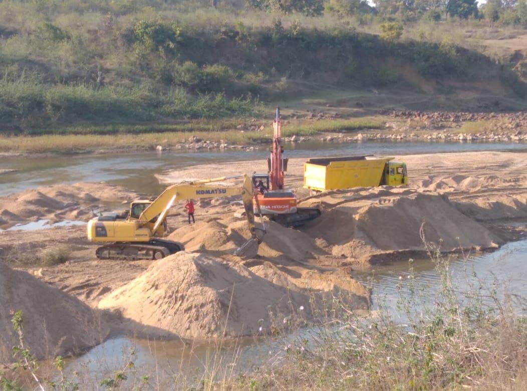VIDEO: बेखौफ खनन कारोबारी ने रौंदे नियम: बीच नदी रैम्प व रोड बनाकर निकाली जा रही रेत, ग्रामीणों ने किया विरोध