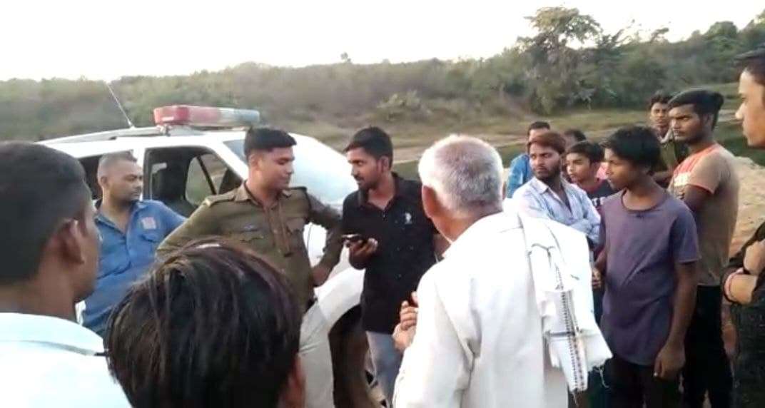 VIDEO: बेखौफ खनन कारोबारी ने रौंदे नियम: बीच नदी रैम्प व रोड बनाकर निकाली जा रही रेत, ग्रामीणों ने किया विरोध