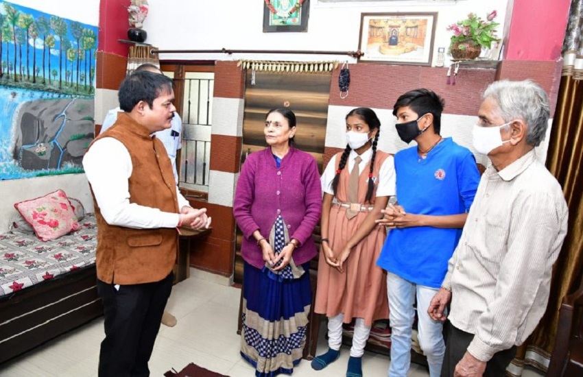 Ahmedabad : यूक्रेन में फंसे विद्यार्थियों के परिजनों से मिलने पहुंचे जिला कलक्टर