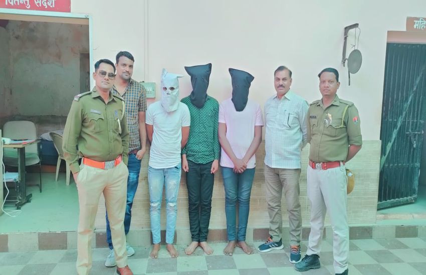 हाईवे पर घूमने गए, अकेला वाहन सवार मिला तो लूट लिया