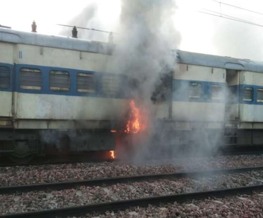 Fire in passenger train in Meerut : पैसेंजर ट्रेन में लगी भीषण आग, यात्रियों में भगदड़ कूदकर कूदकर बचाई जान