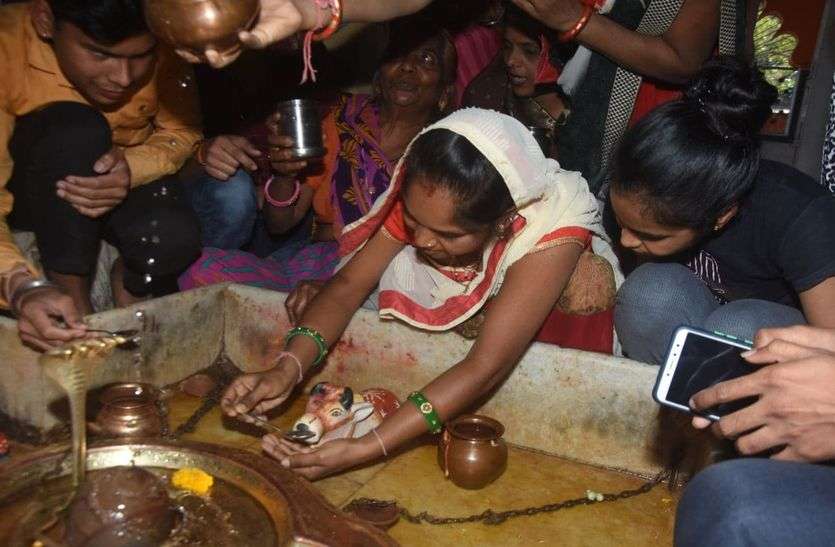  Nandi of Mahadev is drinking milk