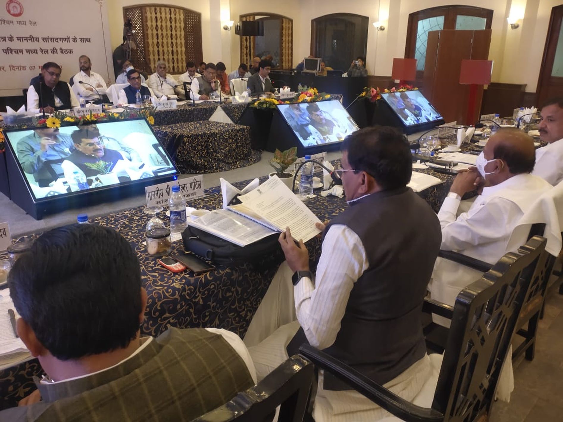 रेलवे जीआरएम, सांसदों की बैठक में गूंजा मेमू ट्रेन, बीड़ शटल का मामला