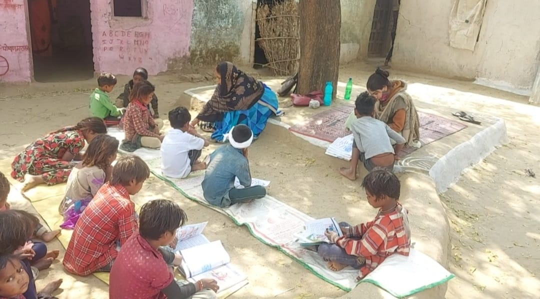 पैसा आने के बाद नहीं बन पाया स्कूल भवन, खुले आसमान के नीचे लगती हैं कक्षाएं