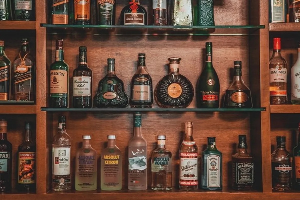 Liquor Limit for Home: घर में शराब रखने की तय है सीमा, जान लिजिए नियम वरना खानी पड़ सकती है जेल की हवा