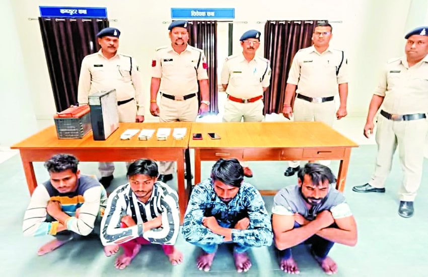 मोबाइल टावरों की बैटरी चुराने वाला यूपी का गिरोह बेनकाब, कबाड़ी सहित चार गिरफ्तार