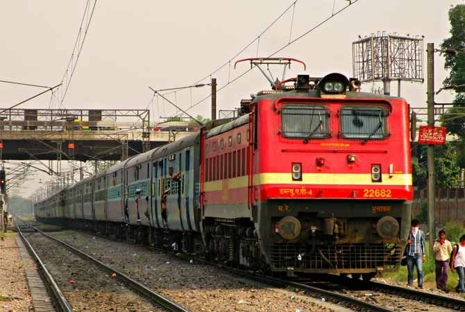 मालगाड़ी निकालने के लिए 2 से 5 घंटा रेलवे रोक रहा यात्री ट्रेनें
