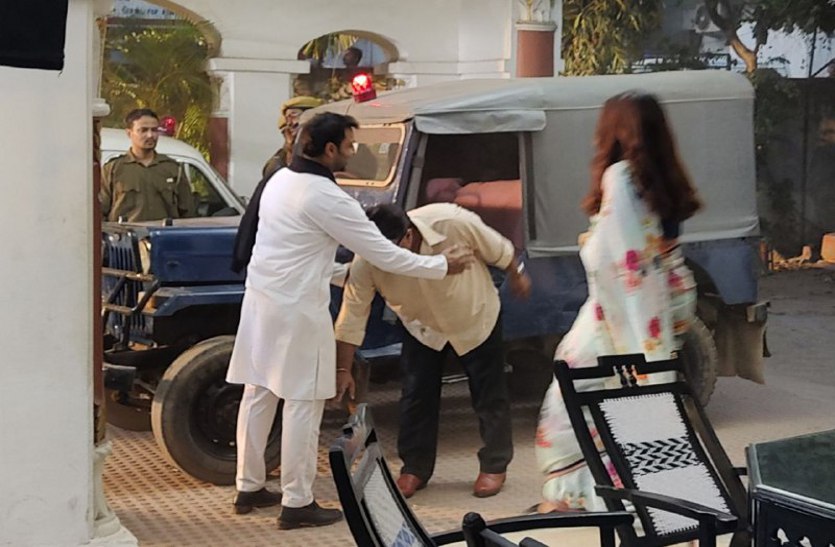 ऐसा क्या हुआ कि रायपुर में डायरेक्टर तिग्मांशु को पैर छूने पड़े?
