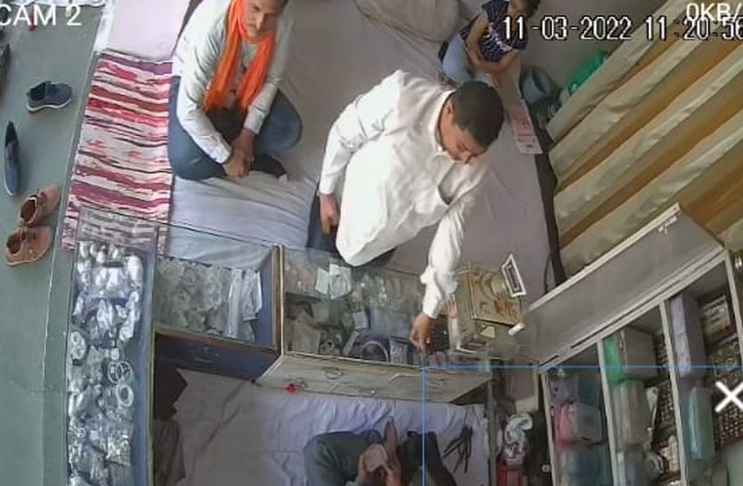 Theft in the shop : ज्वेलर्स की दुकान से एक पल में 15 सोने के लॉकेट उड़ाकर हुए फरार, सीसीटीवी में कैद हुई वारदात