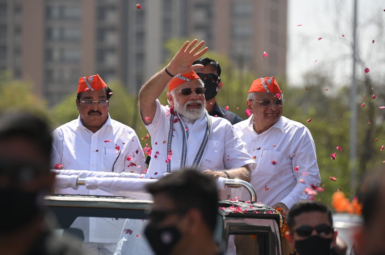 PM Modi: कमलम पहुंचने पर मोदी पर मंत्रों के साथ फूलों की वर्षा