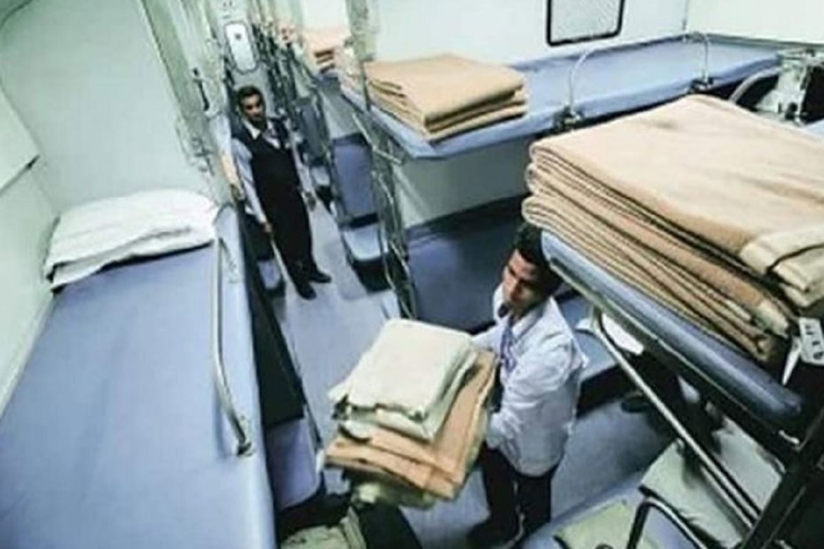 Indian Railways : रेलवे का ऐलान, अगले माह से सभी एसी कोच में बहाल होगी चादर-कंबल की सुविधा