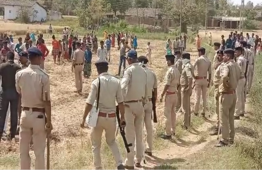 Gujarat News : बेकाबू भीड़ पर पुलिस ने अश्रु गैस के गोले दागे