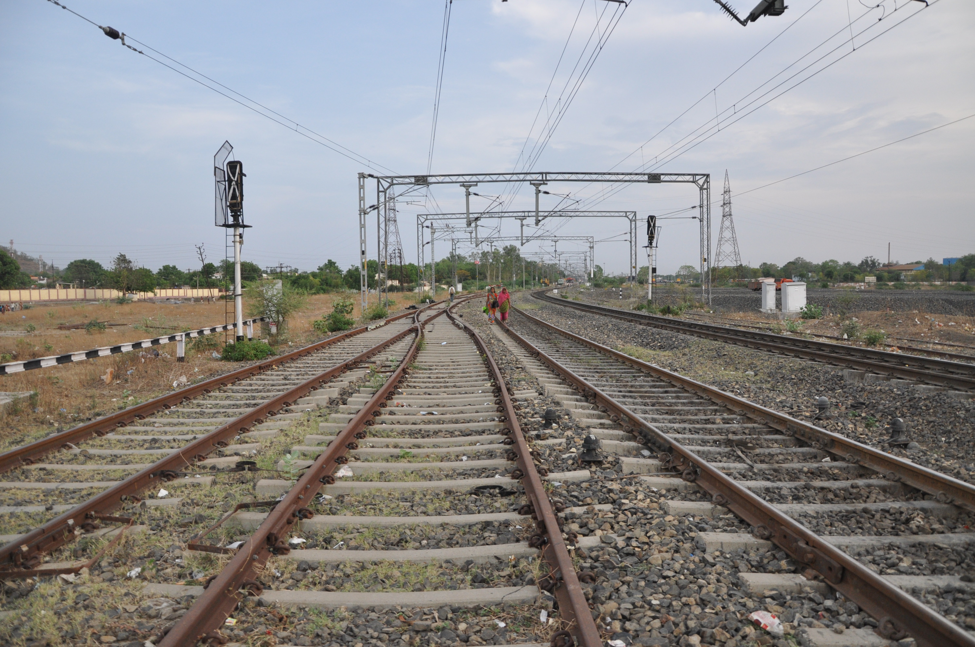 देवास-उज्जैन रेलवे ट्रैक पर इंदौर के मां-बेटे ट्रेन से कटे
