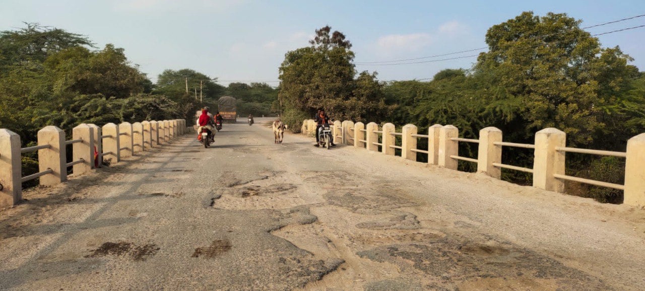 bhilwara toll road यह कैसी  रोड, उधड़ रही फि र भी वसूल रहे है टोल