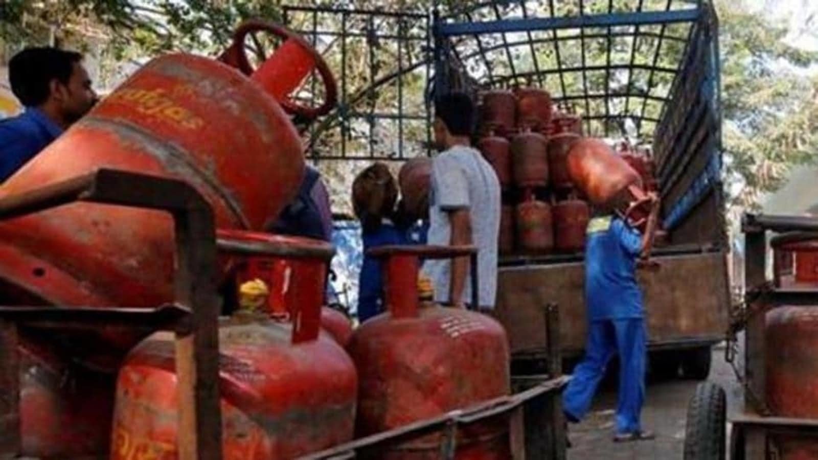 ujjwala yojana: Govt cuts LPG price by Rs 200 per cylinder