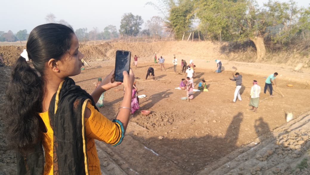 गाँव की बेटी अनिता ने नक्सलगढ़ में डिजिटल डॉटर की बनाई पहचान