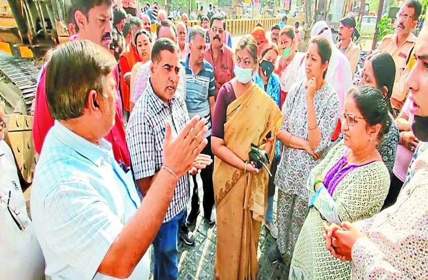 Indore News : इंदौर में हाई वोल्टेज ड्रामा...जेसीबी के आगे लेटा शोरूम मालिक
