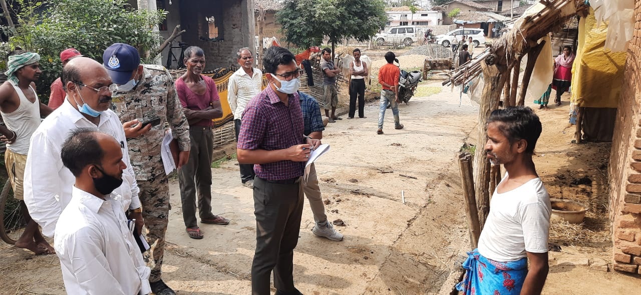 ठेकेदार ने ली राशि लेकिन अब तक नहीं बनाया आवास