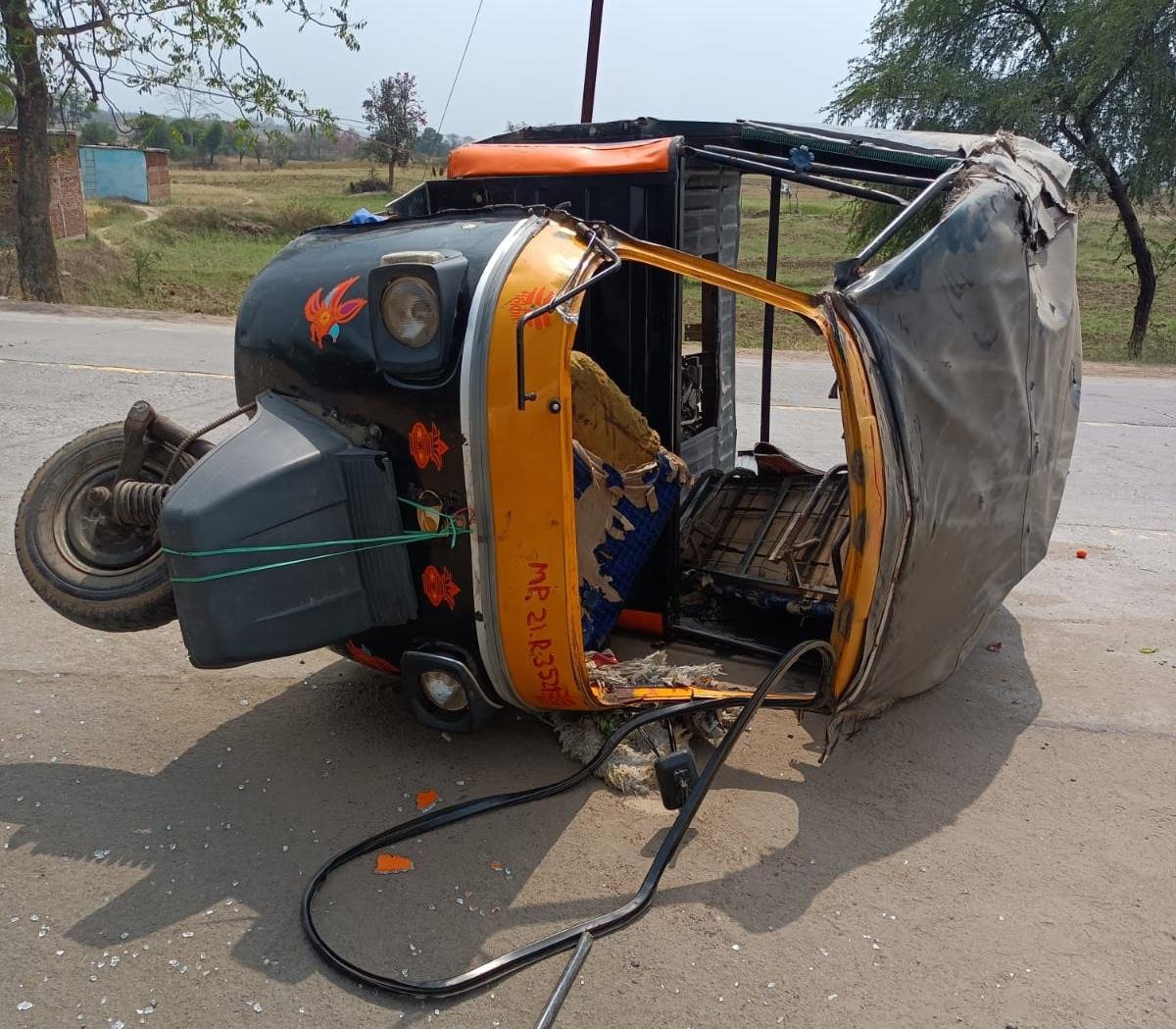 Auto overloaded with passengers overturned uncontrollably, seven women injured