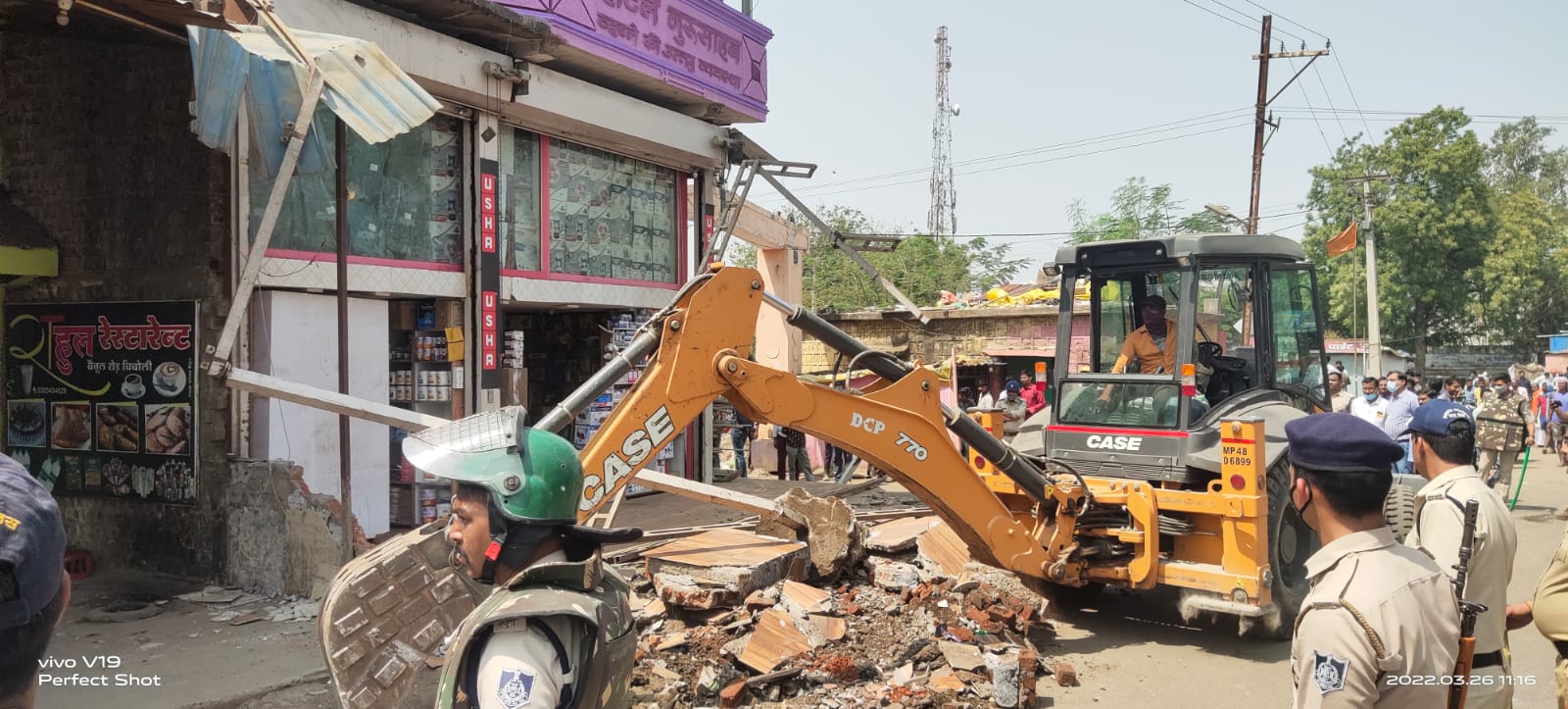 तिक्रमण पर चला प्रशासन का बुलडोजर
