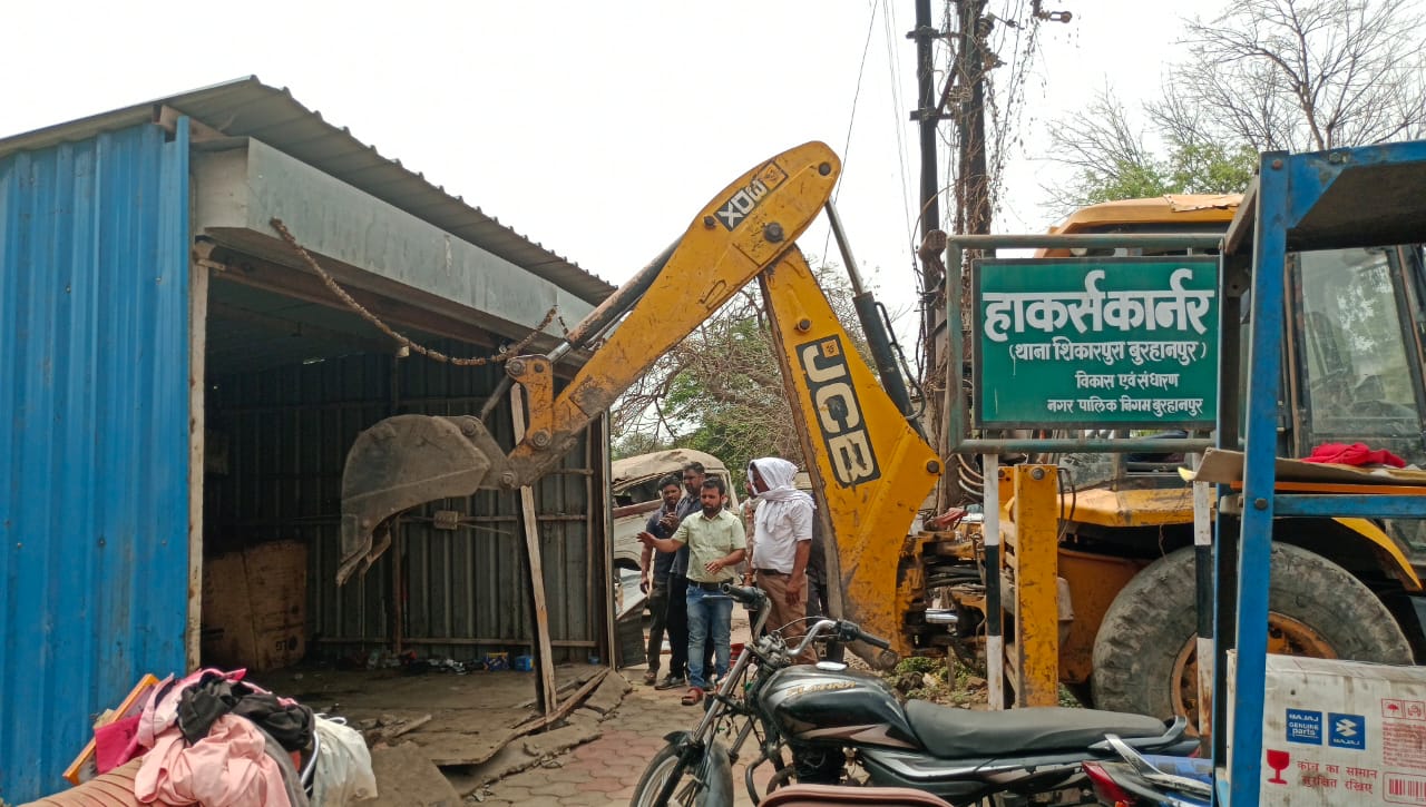 Shikarpura, corporation removed encroachment from bus stand