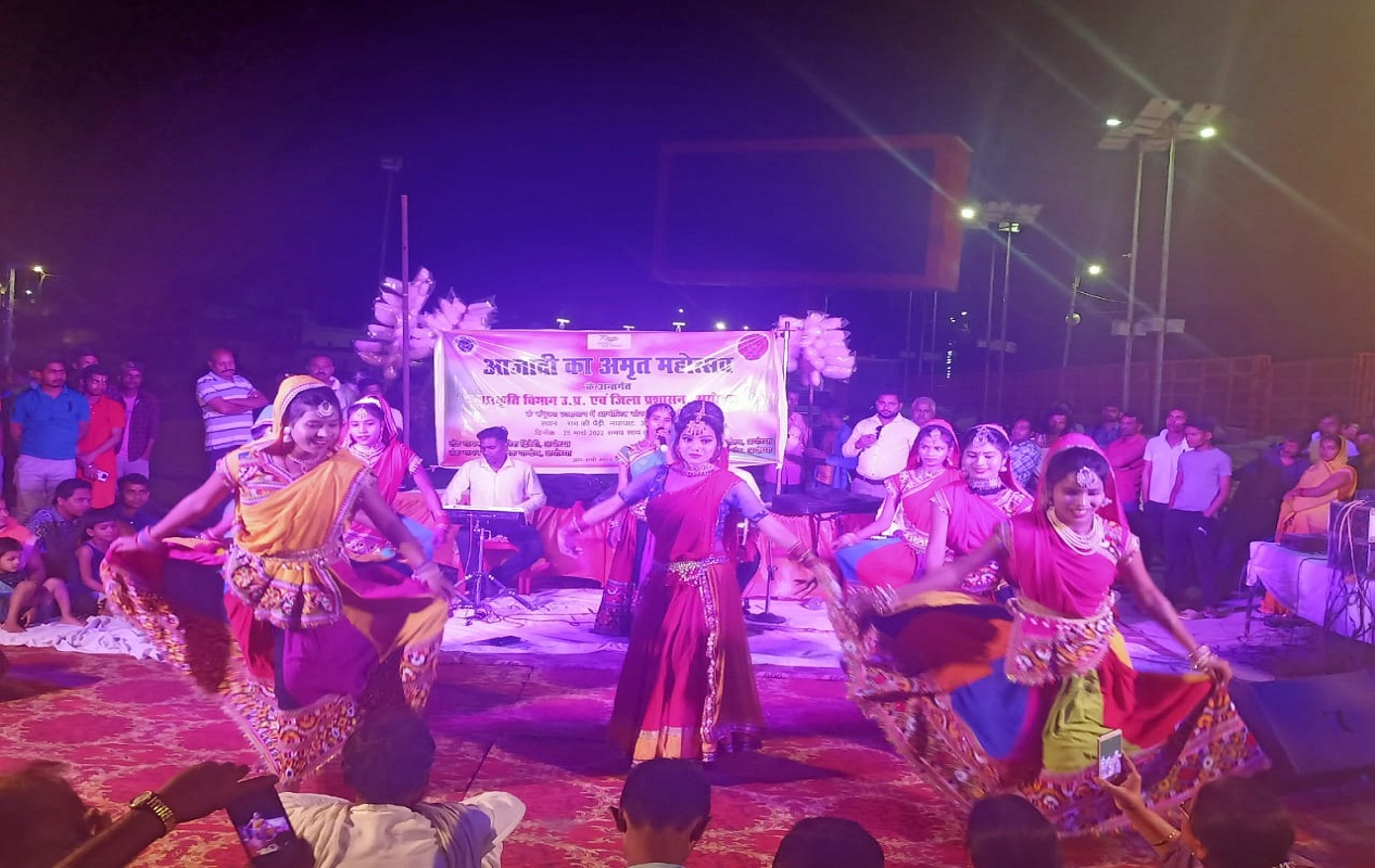 अयोध्या में योगी के शपथ ग्रहण समारोह का जश्न : दीपोत्सव जैसा दिखा माहौल